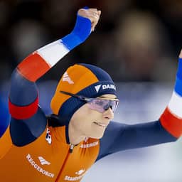 Femke Kok kent droomstart van WK sprint in Thialf met baanrecord op 500 meter
