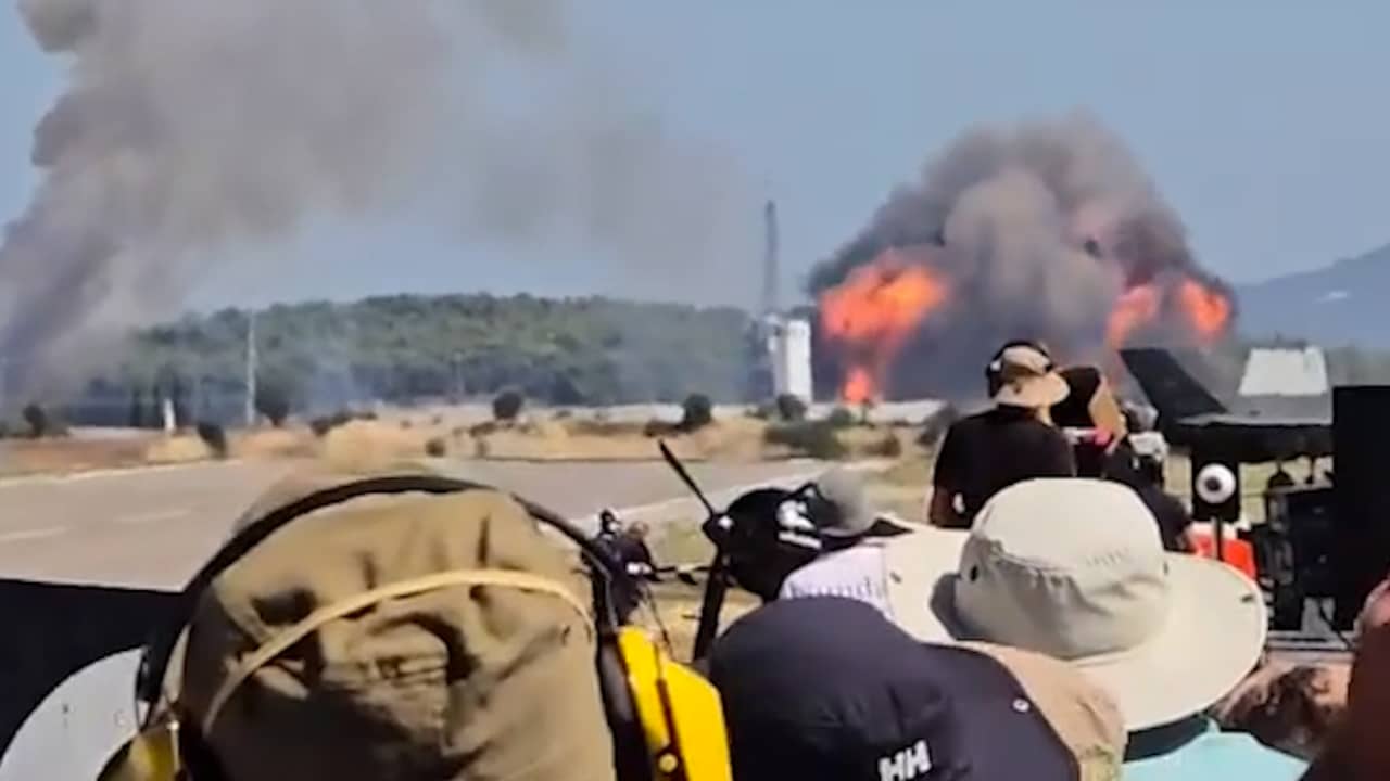 Straaljager stort neer en ontploft tijdens Griekse luchtshow