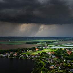 Flinke regen- en onweersbuien zorgen in delen van Nederland voor overlast