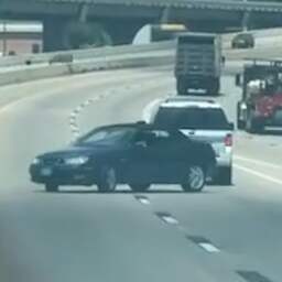 Video | Bizarre manier van autoslepen veroorzaakt chaos in VS