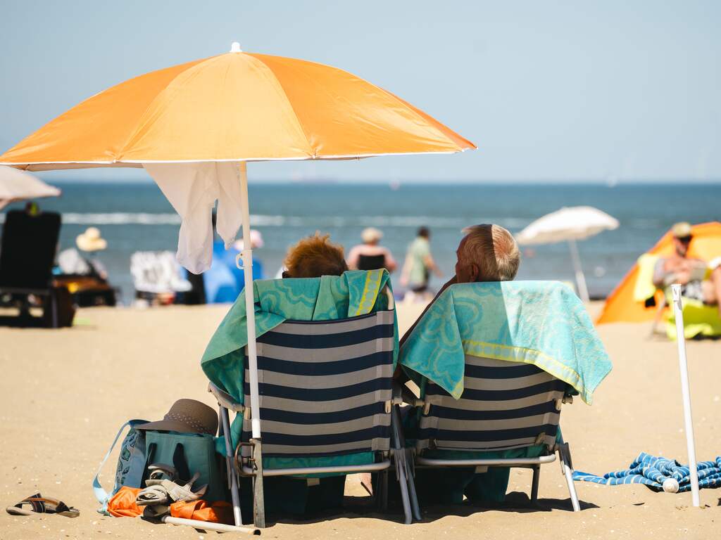 Koelte bij de airco of bakken op het strand: tropische hitte in Nederland