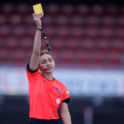 Speelster Excelsior krijgt rood voor veters strikken, arbiter is eerst niet bij de les