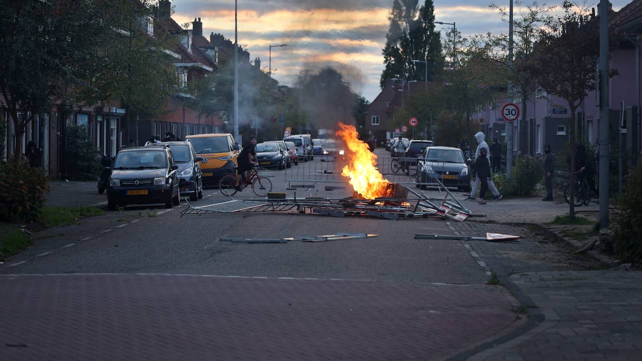 Twee arrestaties na bekogelen politie tijdens nieuwe onrust Amsterdam-Noord