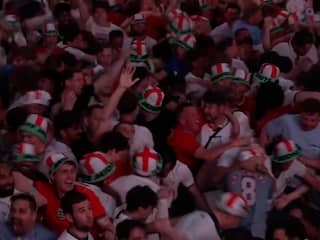 Engelse fans in Londen worden helemaal gek na Gordons goal tegen Argentinië