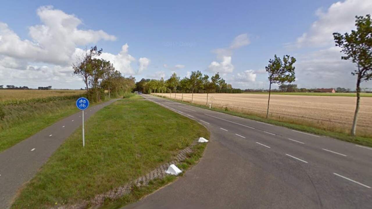 Auto in de sloot na botsing met bus in Grijpskerke