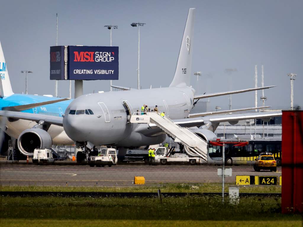 Vliegtuig met ongeveer 160 mensen uit Afghanistan aangekomen op Schiphol