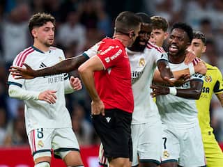 Woeste Vinícius krijgt rood voor haren trekken bij nipte zege Real Madrid