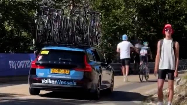 Pogacar steunt vriendin in Tour de France Femmes en duwt haar de berg op