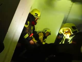 Oekraïense brandweerlieden schuilen voor Russische aanval tijdens bluswerk
