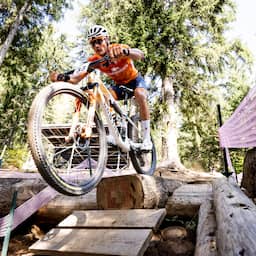 Live WK mountainbike | Van der Poel haakt af in strijd om medailles