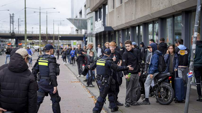 Foto bij 24 aanhoudingen bij extreemrechts protest, Jetten vindt geweld weerzinwekkend