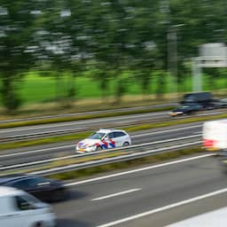 Auto's op A28 beschadigd doordat iemand voorwerpen van viaduct gooit