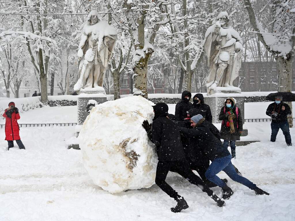 Vier doden door hevige sneeuwstorm in Spanje, talloze automobilisten vast