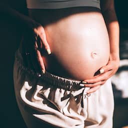 Britse vrouw raakt zwanger na seks met tweeling, maar weet niet wie de vader is