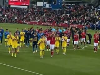Fans scanderen naam Eriksen nadat Deen in elkaar is gezakt