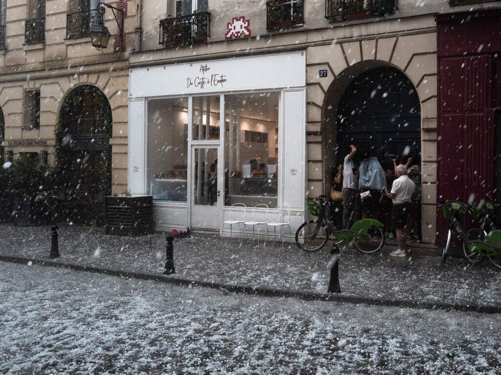Hagelstenen als pingpongballen leggen Parijse metro en verkeer urenlang plat