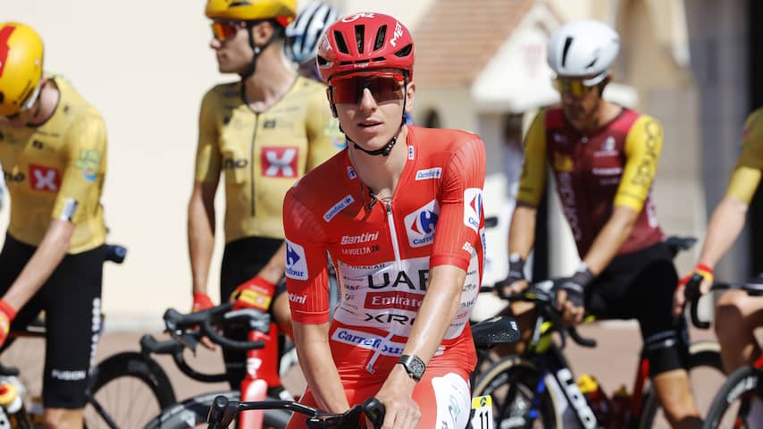 Pogacar doet zijn fietsbril cadeau aan zoontje Van Aert: 'Sorry dat ik niet overnam'