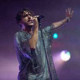 Oscar and the Wolf-zanger na optreden slachtoffer van bedreiging en homohaat