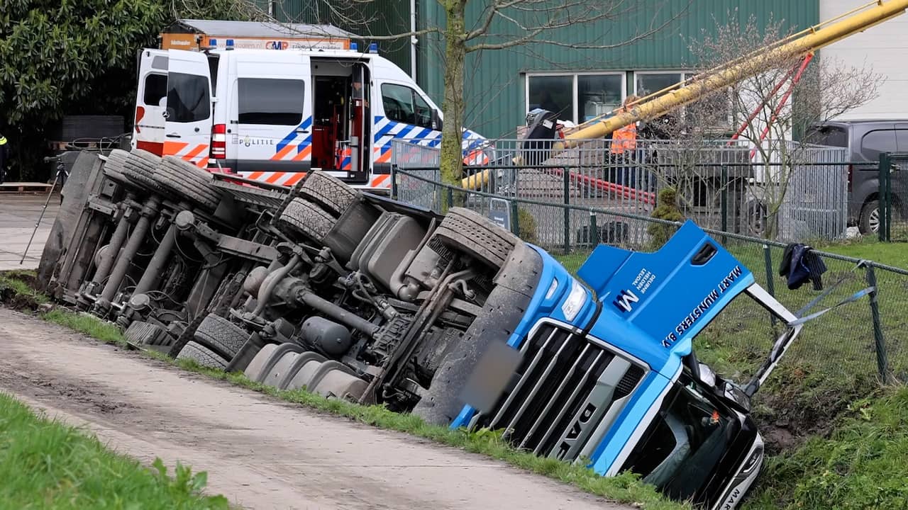 Video | Vrachtwagen ligt op z'n kop in sloot in Simonshaven