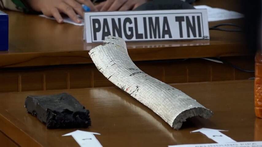Indonesische marine presenteert vermoedelijke wrakstukken onderzeeër