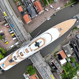 Video | Drone filmt hoe superjacht zich door Woubrugge wurmt