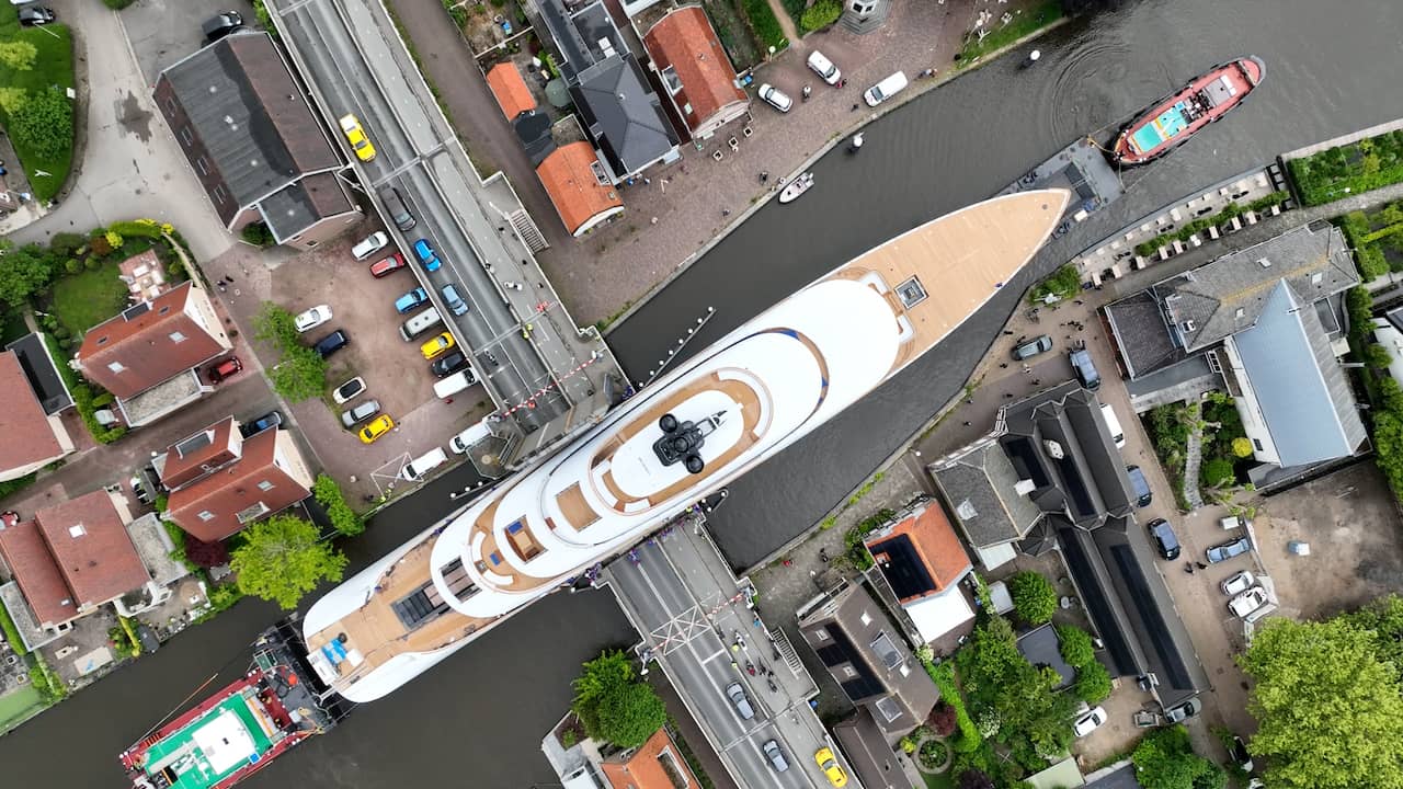 Video | Drone filmt hoe superjacht zich door Woubrugge wurmt