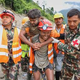 Twee mensen negen dagen na overstromingen Nepal levend uit tunnel gered