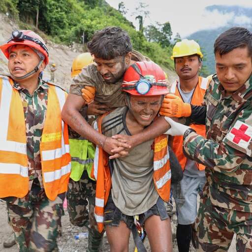 Illustratie bij: Twee personen negen dagen na overstromingen Nepal levend uit tunnel gered