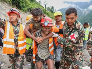 Twee mensen negen dagen na overstromingen Nepal levend uit tunnel gered