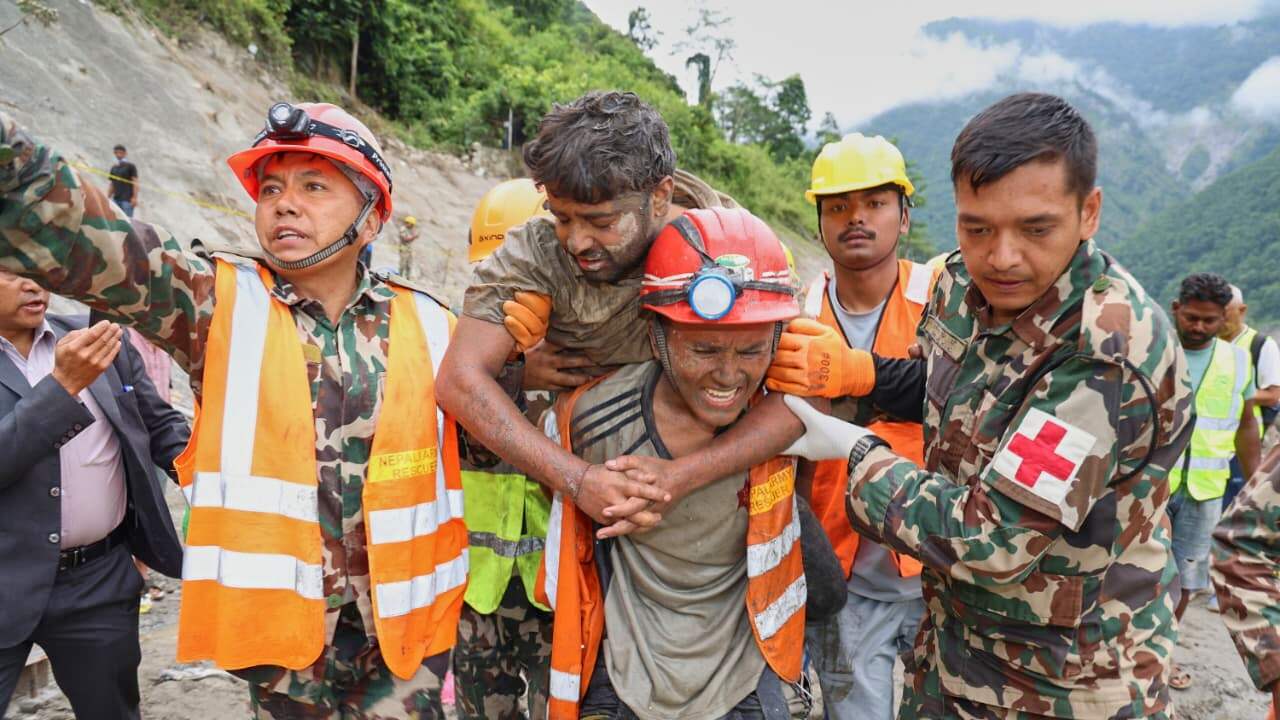 Foto bij Twee mensen negen dagen na overstromingen Nepal levend uit tunnel gered