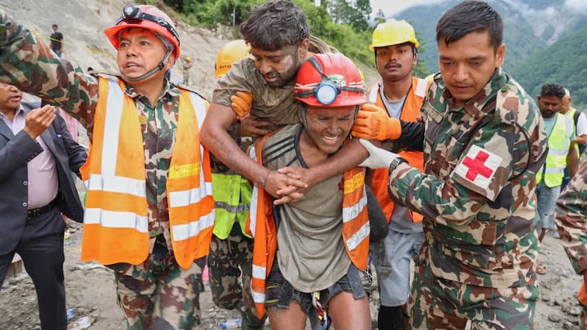 Twee mensen negen dagen na overstromingen Nepal levend uit tunnel gered