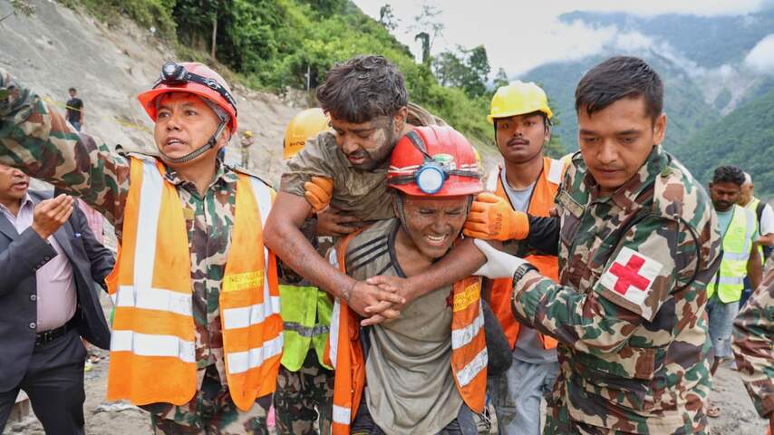 Foto bij Twee mensen negen dagen na overstromingen Nepal levend uit tunnel gered