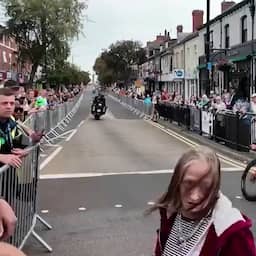 Video | Vrouw loopt dwars door peloton heen tijdens Ronde van Groot-Brittannië