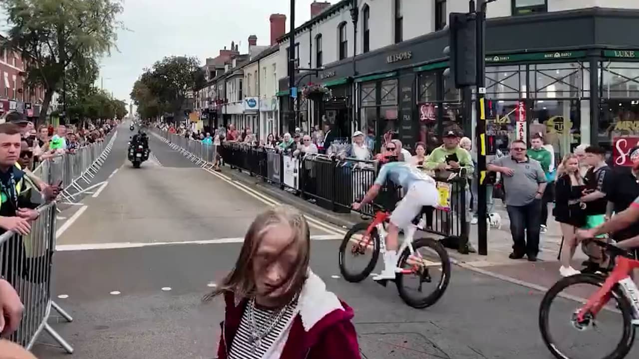 Foto bij Video | Vrouw loopt dwars door peloton heen tijdens Ronde van Groot-Brittannië