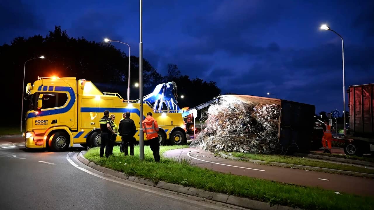 Video | Vrachtwagen verliest container met oud ijzer: ravage in Midwolde