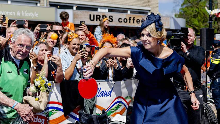 Willem-Alexander smasht tijdens pingpongen met Máxima
