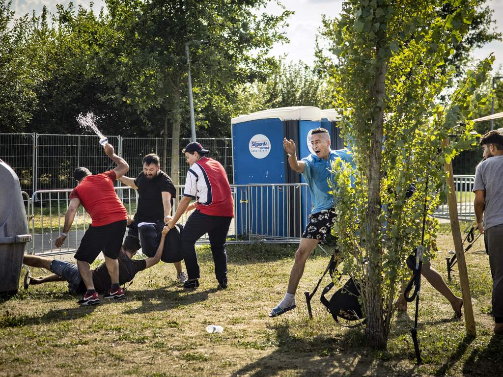 Rode Kruis sluit servicepunt Ter Apel tijdelijk na ruzie bij aanmeldcentrum
