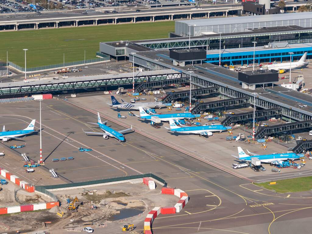 Geen extra maatregelen Schiphol, GGD nog bezig met vluchtcontactonderzoek