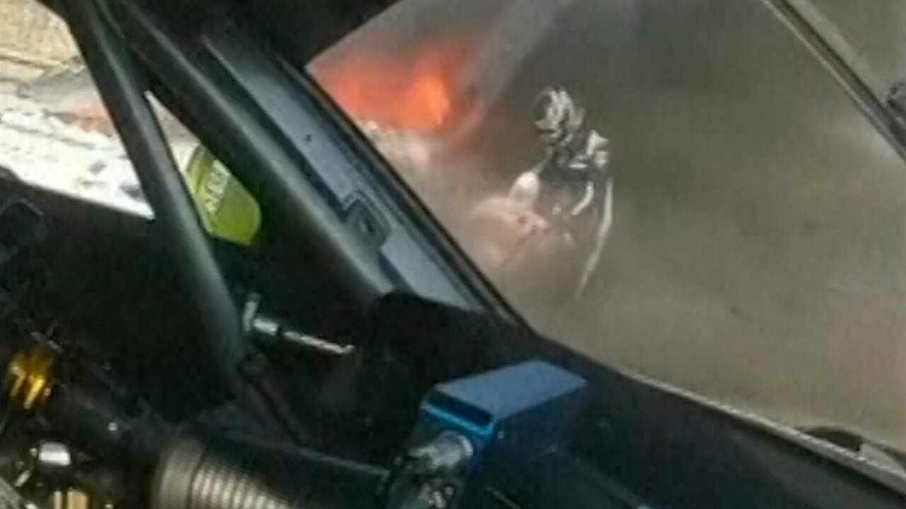 Foto bij Video | Nederlandse coureur redt Brit uit brandende Ferrari tijdens race in China