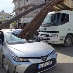 Video | Lading valt van vrachtwagen en doorboort auto in Turkije