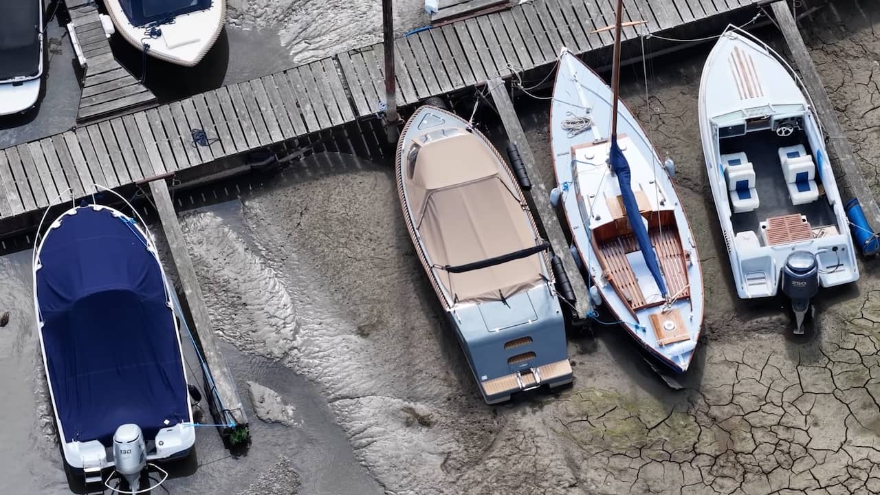 Boten liggen op bodem in jachthaven door aanhoudende droogte