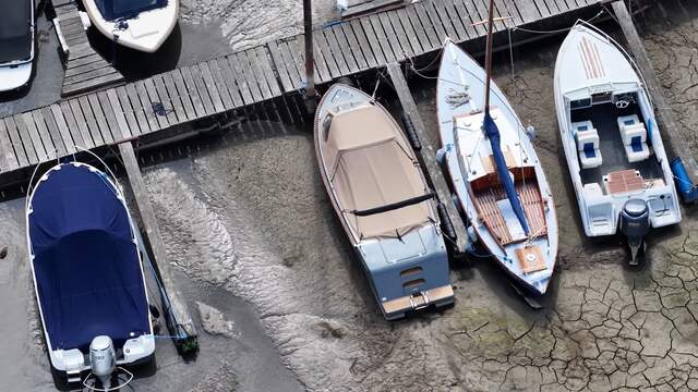 Boten liggen op bodem in jachthaven door aanhoudende droogte