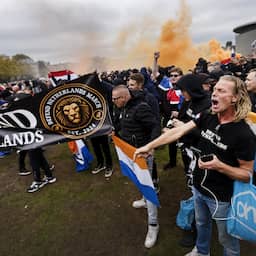 NU+ | Wie zijn de mannen in zwart met prinsenvlaggen en antisemitische leuzen?