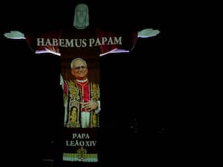 Enorm eerbetoon aan nieuwe paus op iconisch Jezus-beeld in Rio