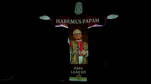 Enorm eerbetoon aan nieuwe paus op iconisch Jezus-beeld in Rio