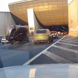 Video | Auto vliegt over de kop tijdens achtervolging in Amsterdam