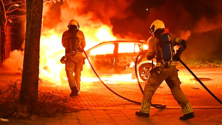 Hulpdiensten blussen brandende auto's in Nederland