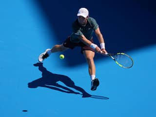 Jesper de Jong knokt zich na urenlang uitstel naar tweede ronde US Open