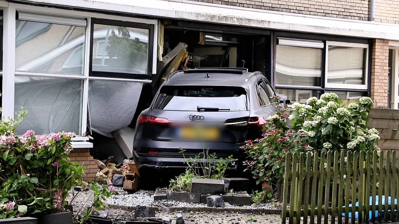 Beeld uit video: Automobilist rijdt tegen gevel van woning in Tiel
