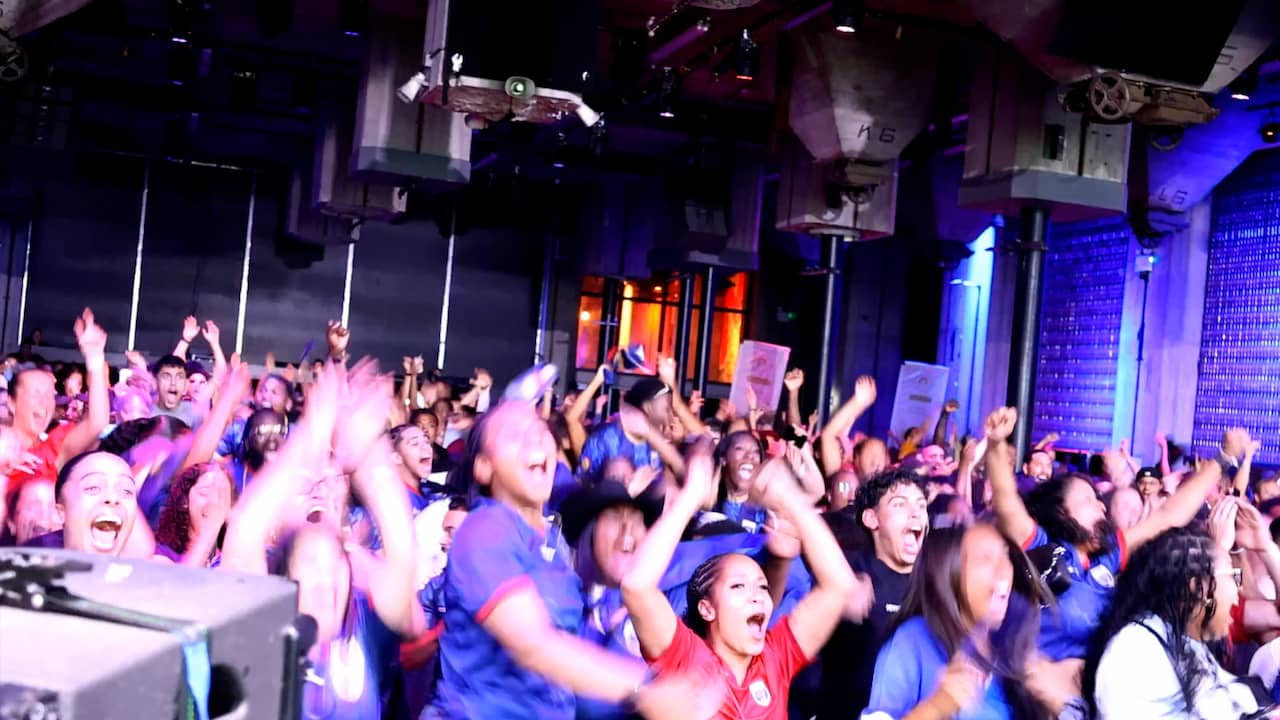 Video | Honderden Kaapverdië-fans feesten in Rotterdam ondanks WK-uitschakeling